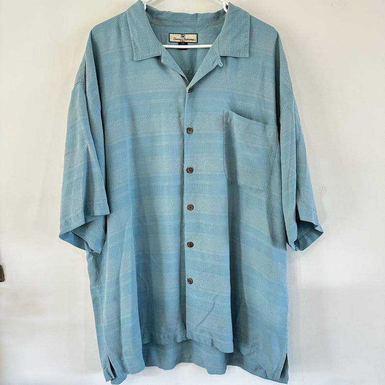 Camisa Tommy Bahama de seda con botones, color verde mar y azul, texturizada, ideal para vacaciones de verano, talla 2XL. imagen 1