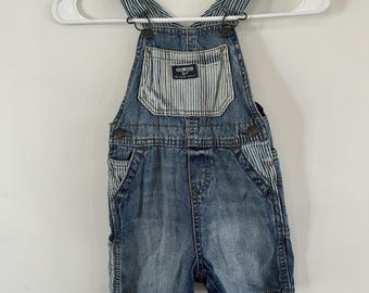 Peto corto Oshkosh B'Gosh Vestbak de 24 meses con rayas contrastantes y tejido vaquero.