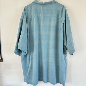 Camisa Tommy Bahama de seda con botones, color verde mar y azul, texturizada, ideal para vacaciones de verano, talla 2XL. imagen 7
