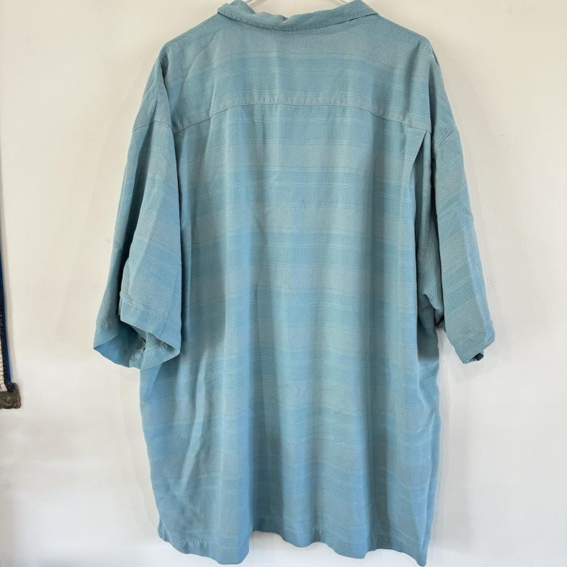 Camisa Tommy Bahama de seda con botones, color verde mar y azul, texturizada, ideal para vacaciones de verano, talla 2XL. imagen 7