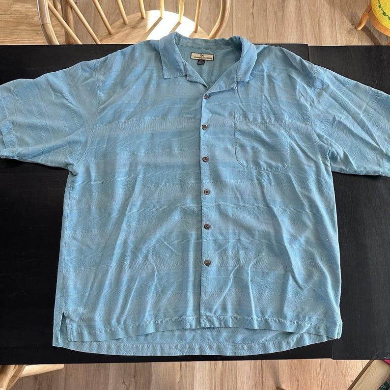 Camisa Tommy Bahama de seda con botones, color verde mar y azul, texturizada, ideal para vacaciones de verano, talla 2XL. imagen 4