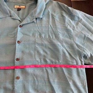 Camisa Tommy Bahama de seda con botones, color verde mar y azul, texturizada, ideal para vacaciones de verano, talla 2XL. imagen 9