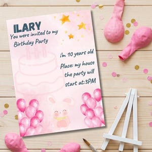 Può includere: Un biglietto d'invito di compleanno rettangolare con sfondo ad acquerello rosa, decorato con l'illustrazione di una torta, un coniglietto e stelle gialle. Il testo recita: ILARY, You were invited to my Birthday Party, i'm 10 years old, Place: my house, the party will start at: 3PM.