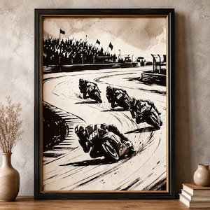 Può includere: Una stampa artistica incorniciata in bianco e nero che raffigura una gara motociclistica su una pista curva. Tre piloti si piegano in curva, con i numeri di gara 46, 20 e 93 visibili sulle moto. Sullo sfondo si vede una folla festante con bandiere.