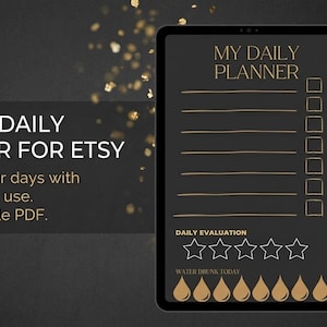 Può includere: Un'agenda giornaliera digitale visualizzata su uno schermo di tablet e smartphone con sfondo nero e testo dorato. L'agenda presenta sezioni intitolate MY DAILY PLANNER, DAILY EVALUATION con cinque stelle e WATER DRUNK TODAY con otto gocce.