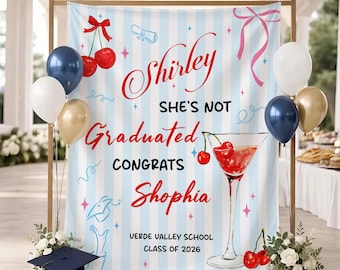 Pancarta personalizada de Shirley "Ella no se gradúa", cartel de bienvenida para la fiesta de graduación de la clase de 2026, telón de fondo de graduación Shirley Temple Cherry