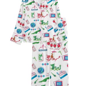 Puede incluir: Conjunto de pijama blanco con un estampado colorido con dragones, faroles y sellos. La parte superior de manga larga tiene cuello con solapas y cierre de botones. Los pantalones tienen cintura el&aacute;stica. El conjunto est&aacute; hecho de tela suave y ligera.