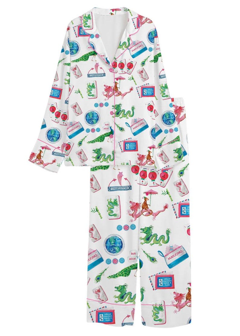 Puede incluir: Conjunto de pijama blanco con un estampado colorido con dragones, faroles y sellos. La parte superior de manga larga tiene cuello con solapas y cierre de botones. Los pantalones tienen cintura el&aacute;stica. El conjunto est&aacute; hecho de tela suave y ligera.