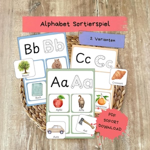 Może przedstawiać: Edukacyjna gra do sortowania alfabetu z ilustrowanymi kartami. Karty zawierają wielkie i małe litery, a także pasujące obrazy, takie jak drzewo, niedźwiedź, jabłko i samochód. Tekst "Alphabet Sortierspiel" znajduje się na górze.