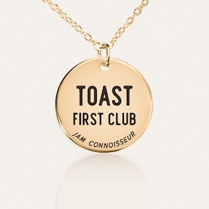 Collar "Toast First Club" - Regalo divertido para el desayuno - Colgante personalizado para amantes de las tostadas - Joyería grabada personalizada - Regalo para ella o para él