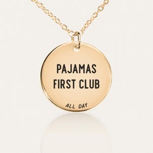 Collar "Primer Club de Pijamas" - Regalo divertido para estar en casa - Colgante personalizado para amantes de los pijamas - Joyería grabada personalizada - Regalo para ella o para él