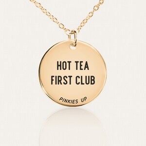 Collar "Primer Club del Té Caliente" - Regalo divertido para los amantes del té - Colgante personalizado para los amantes del té - Joyería grabada personalizada - Regalo para ella o para él
