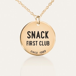 Collar Snack First Club - Regalo divertido para amantes de la comida - Colgante personalizado para amantes de los snacks - Joyería grabada personalizada - Regalo para ella o para él