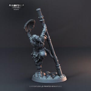 Könnte beinhalten: Graue 3D-gedruckte Miniatur einer Figur in dynamischer Pose, die einen Stab hält. Die Figur steht auf einem felsigen Sockel. Der Text "ARBITER MINIATURES PRESENTS" und "SUPPORTLESS 3D PRINTED MINIATURES" sind sichtbar.