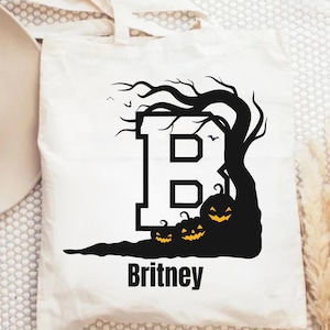 Bolsa de mano personalizada con letras de Halloween, bolsa de lona con nombre de calabaza personalizado, regalo de otoño con árbol espeluznante, linda bolsa de Halloween para maestros o niños