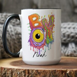 Taza de Halloween con nombre personalizado para niño (2025), taza de café con letras de monstruo personalizadas para niños, bonito y colorido regalo para niños pequeños.