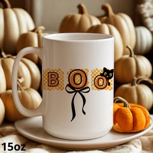 Taza de gato negro, linda taza de café de Halloween, taza de bruja con cuadros vichy, taza gótica de otoño, regalo para amantes de los gatos, taza de temporada espeluznante para ella 2025