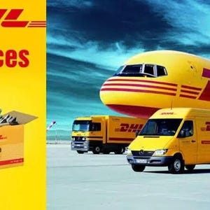 Puede incluir: Una caja de env&iacute;o amarilla de DHL llena de monumentos en miniatura se encuentra junto a un avi&oacute;n de carga amarillo de DHL y dos camiones de reparto amarillos de DHL en una pista. El texto DHL y Services est&aacute; impreso en rojo sobre fondo amarillo.