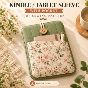 Op de afbeelding: Een groene Kindle- of tablethoes met een zak met bloemenprint, een houten knoopsluiting en een verticaal doorgestikt patroon. De tekst luidt KINDLE / TABLET SLEEVE WITH POCKET PDF SEWING PATTERN en DIGITAL DOWNLOAD.