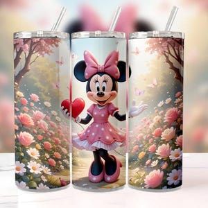 Op de afbeelding: Drie roestvrijstalen bekers met een Minnie Mouse-ontwerp. Elke beker toont Minnie met een hart, tegen een bloemenachtergrond met roze rozen en vlinders. Inclusief een rietje. De bekers zijn ongeveer 20 cm hoog.