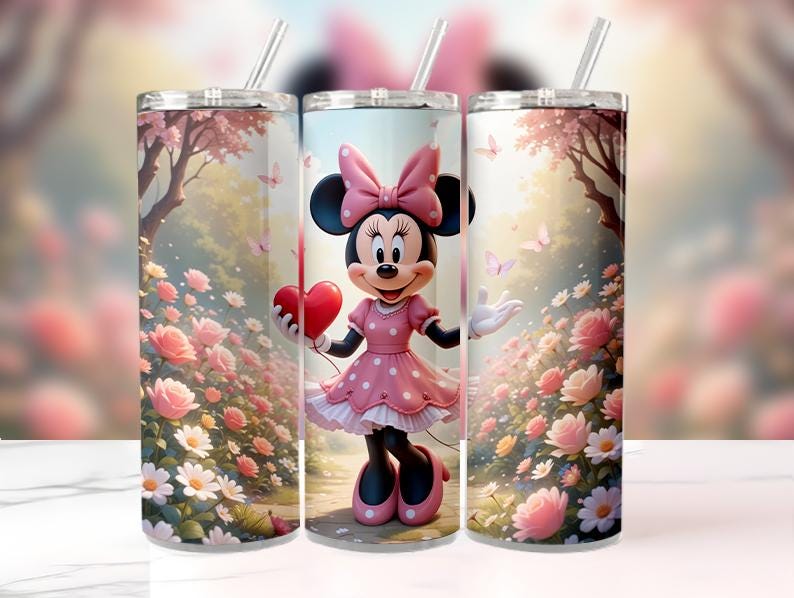 Op de afbeelding: Drie roestvrijstalen bekers met een Minnie Mouse-ontwerp. Elke beker toont Minnie met een hart, tegen een bloemenachtergrond met roze rozen en vlinders. Inclusief een rietje. De bekers zijn ongeveer 20 cm hoog.