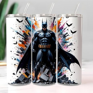 Puede incluir: Vaso blanco con Batman con traje negro y cinturón amarillo, frente a un fondo abstracto colorido. El diseño incluye siluetas de murciélagos y una pajita.