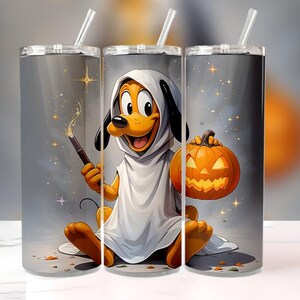 Op de afbeelding: Een set van drie roestvrijstalen bekers met een Halloween-thema. Het ontwerp toont een cartoonhond verkleed als een spook, met een gloeiende toverstaf en een uitgesneden pompoen. Elke beker heeft een doorzichtige rietje en deksel.