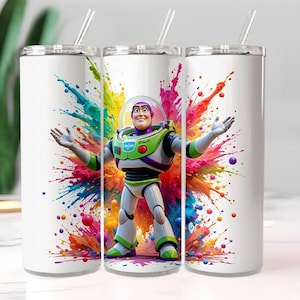 Puede incluir: Vaso blanco con Buzz Lightyear de Toy Story y un dise&ntilde;o de salpicaduras de pintura coloridas. El vaso tiene una tapa plateada y una pajita transparente. El dise&ntilde;o incluye colores vibrantes como azul, verde, amarillo, naranja y morado.