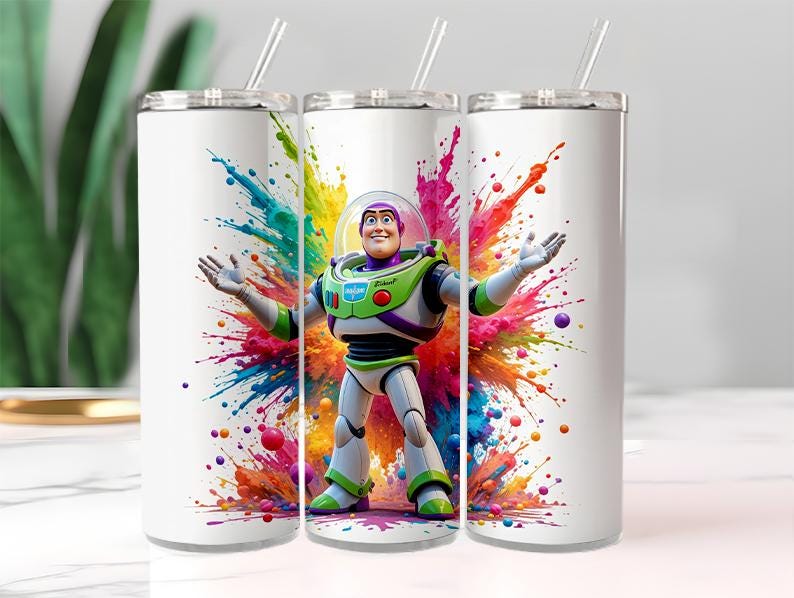 Puede incluir: Vaso blanco con Buzz Lightyear de Toy Story y un dise&ntilde;o de salpicaduras de pintura coloridas. El vaso tiene una tapa plateada y una pajita transparente. El dise&ntilde;o incluye colores vibrantes como azul, verde, amarillo, naranja y morado.