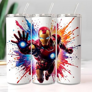 Könnte beinhalten: Ein Set aus drei Keramikbechern mit gesprenkelter, matter Oberfläche. Die Becher sind in Creme-, Hellgrau- und Dunkelgrautönen gehalten. Jeder Becher hat ein schlichtes, minimalistisches Design.