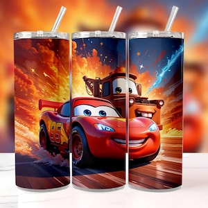 Può includere: Tre bicchieri in acciaio inossidabile con un design colorato con Saetta McQueen e Cricchetto del film Cars. Ogni bicchiere ha una cannuccia bianca e uno sfondo vibrante di fiamme e una notte stellata.