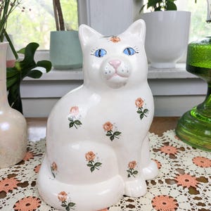 バラ模様の白い陶器の猫 高さ10インチ