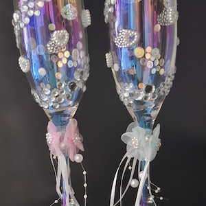 Nova Petal – Hand-decorated champagne glasses with flowers & pearls | Gift for weddings and anniversaries