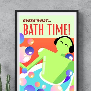 Può includere: Una stampa artistica incorniciata con un design retrò. L'immagine presenta una figura verde in una vasca da bagno con bolle, che indossa le cuffie. Il testo in alto recita "Guess What... BATH TIME!" in rosso. Lo sfondo ha elementi arancioni, blu e verdi.