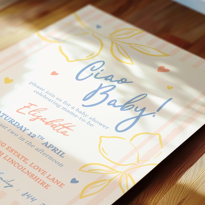 Puede incluir: Invitaci&oacute;n a un baby shower con las palabras "Ciao Baby!" en escritura azul. La invitaci&oacute;n tiene un fondo crema con rayas rosas y blancas e ilustraciones florales en amarillo. El nombre "Elisabetta" est&aacute; en coral.