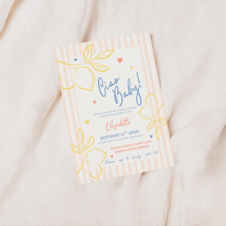 Puede incluir: Una invitaci&oacute;n a un baby shower con un fondo a rayas rosas y blancas. La invitaci&oacute;n presenta el texto "Ciao Baby!" en azul, con ilustraciones de limones amarillos y peque&ntilde;os corazones. La invitaci&oacute;n incluye el nombre "Elizabetta" y los detalles del evento.