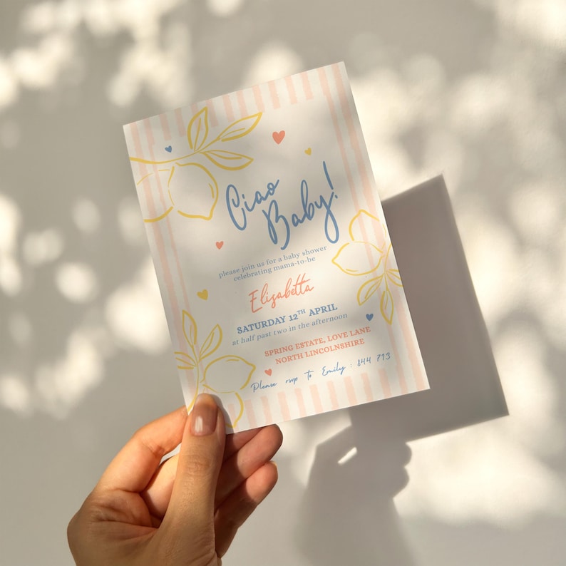 Puede incluir: Una invitaci&oacute;n para un baby shower con un fondo a rayas pastel. La invitaci&oacute;n presenta las palabras "Ciao Baby!" en escritura azul, el nombre "Elisabetta" y los detalles del evento. Ilustraciones de limones y corazones decoran la tarjeta.