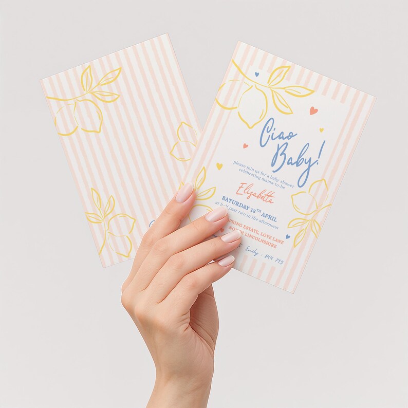 Puede incluir: Dos invitaciones para baby shower. Una es sostenida por una mano. Las invitaciones tienen un fondo a rayas con ilustraciones de limones. El texto "Ciao Baby!" est&aacute; escrito en guion azul. La fecha es el 13 de abril.
