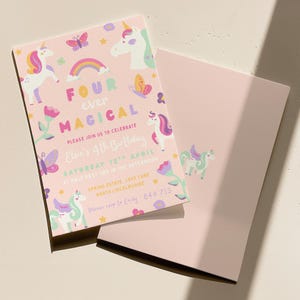 Pode incluir: Cartão de convite rosa com ilustrações de unicórnios e borboletas. O texto diz "FOUR ever MAGICAL" e anuncia "Elsie's 4th Birthday". Inclui detalhes da festa: data, hora e local.
