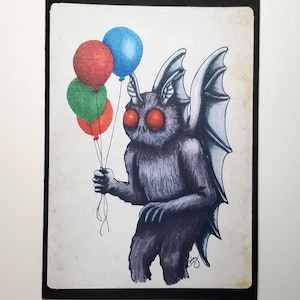 Puede incluir: Ilustración de una criatura gris oscuro con ojos rojos y alas de murciélago, sosteniendo globos de colores. Los globos son rojos, azules, verdes y naranjas. La obra de arte tiene un aspecto vintage, ligeramente envejecido.