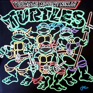 Può includere: Un dipinto su tela nera che raffigura le Tartarughe Ninja con contorni in stile neon. I quattro personaggi sono ritratti con le loro maschere e armi distintive su uno sfondo scuro, con il titolo del testo posizionato in alto.