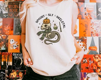 Canotta spettrale e furtiva con scheletro, maglietta con scheletro di Halloween Comfort Colors, canotta con grafica di zucca e serpente, regalo autunnale carino