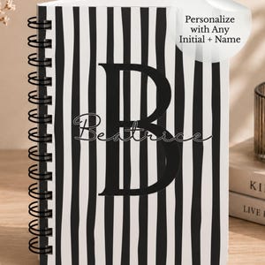 Cuaderno negro personalizado con iniciales, diario con nombre personalizado, cuaderno espiral con monograma, diario para mujeres, diario de bienestar, diario de gratitud.