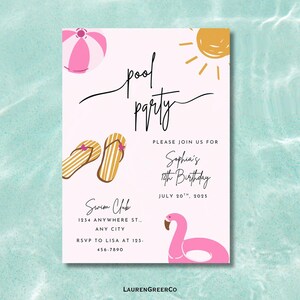 Puede incluir: Invitación a una fiesta en la piscina con un tema rosa y dorado. El diseño incluye un balón de playa, chanclas, un sol y un flamenco. El texto dice "pool party" e invita al 12 cumpleaños de Sofía el 20 de julio de 2025.