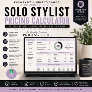 Op de afbeelding: Een laptop toont een "Solo Stylist Pricing Calculator" met financiële gegevens, grafieken en diagrammen. De afbeelding bevat tekst als "Kosten per uur", "Winstmarges" en "Banktoewijzing". Een zwarte mok met tekst en een plant staan op de achtergrond.