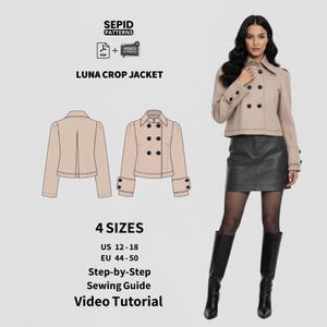 Op de afbeelding: Een beige Luna Crop Jacket naaipatroon met een dubbelknoops ontwerp, getoond op een model met een zwarte rok en laarzen. Het patroon bevat maten US 12-18 en een video tutorial.