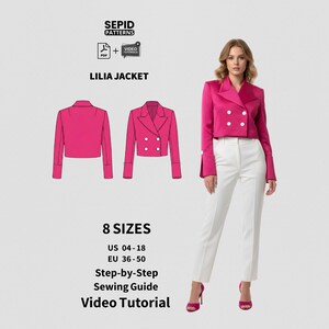 Könnte beinhalten: Ein Schnittmuster für eine magentafarbene Lilia-Jacke mit doppelreihigem Design, gezeigt an einem Model, das eine weiße Hose trägt. Das Muster enthält 8 Größen, US 04-18, und eine Schritt-für-Schritt-Nähanleitung mit Video-Tutorial.