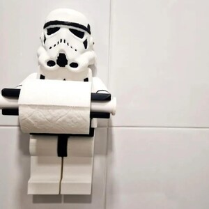 Porta carta igienica Stormtrooper in stile LEGO / File STL / Stampa 3D / Supporto da parete per bagno stampabile con gambe girevoli e testa multicolore