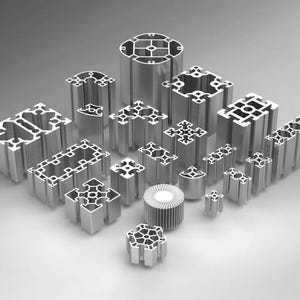 以下が含まれることがあります： さまざまな形状と断面を示す、銀色のアルミニウム押出成形プロファイルのコレクション。長方形、正方形、円筒形などがあり、構造および機械用途に最適です。