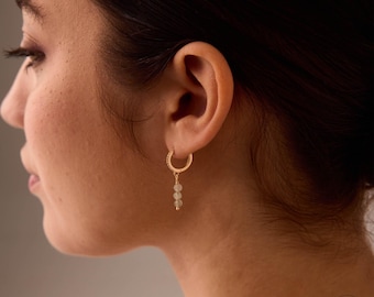 Créoles minimalistes en jade Huggie • Boucles d'oreilles pendantes en argent sterling • Cadeaux de Noël pour elle